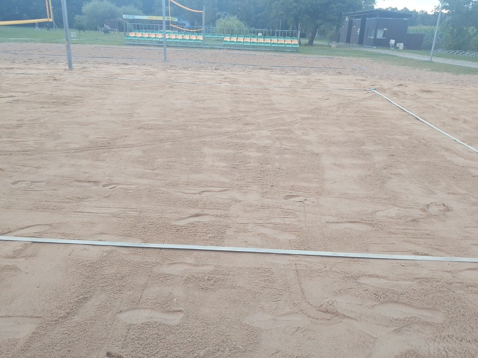 Przygotowane boisko do siatkówki plażowej w Piszu